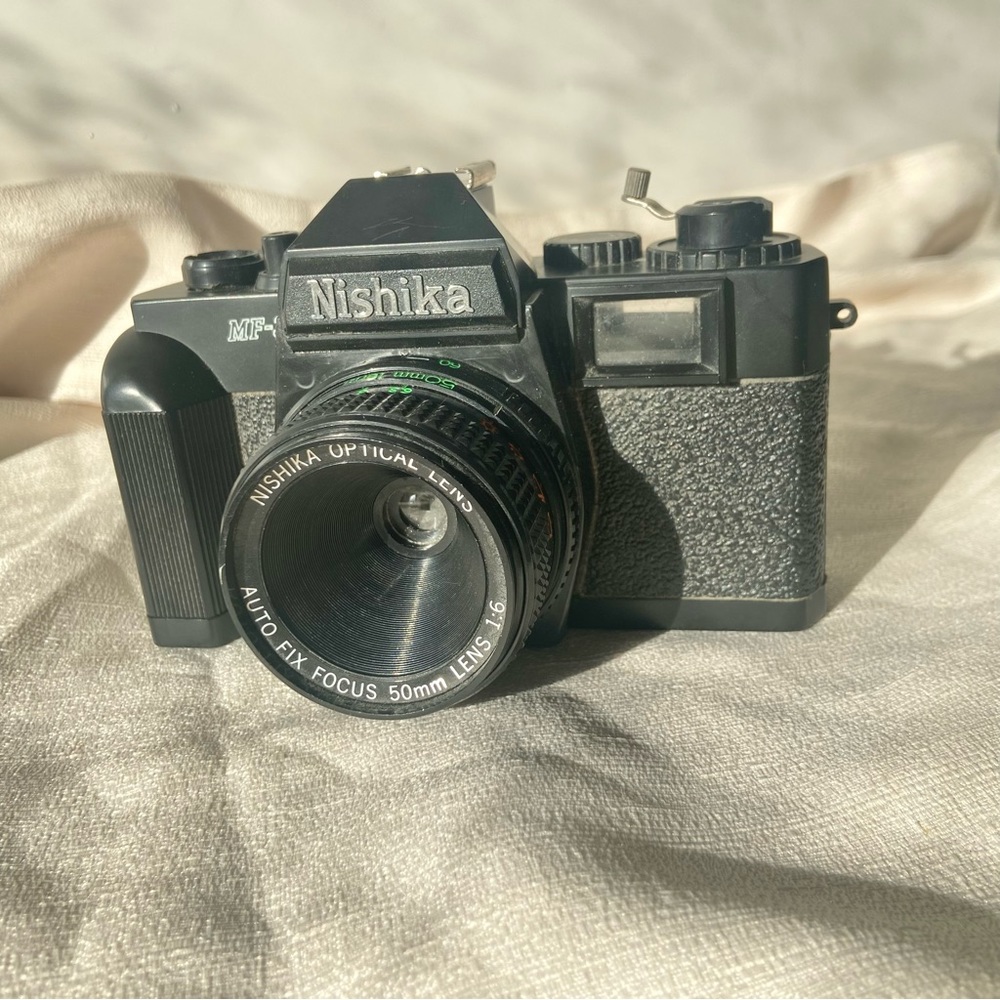 Nishika MF-3 35mm Film Camera w/Auto Fix Focus 50mm F/6 Lens UNTESTED 1980s